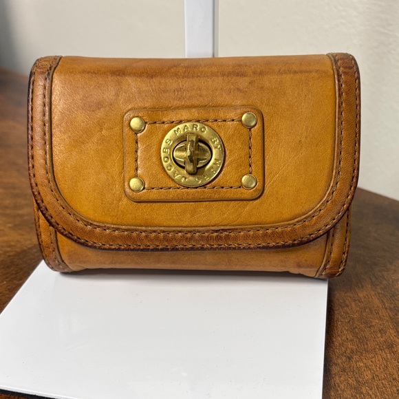 🔥 LOW START Marc Jacobs Brown Leather Turn lock Wallet with Gold Accents - Picture 2 of 12